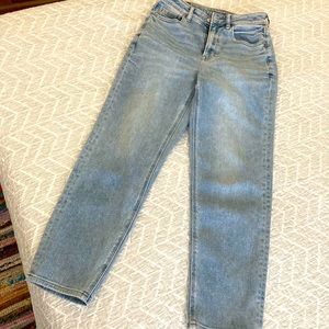 AMERICAN EAGLE OUTFITTERS MOM JEANS 2 petite short, worn once, SO SOFT. No rips